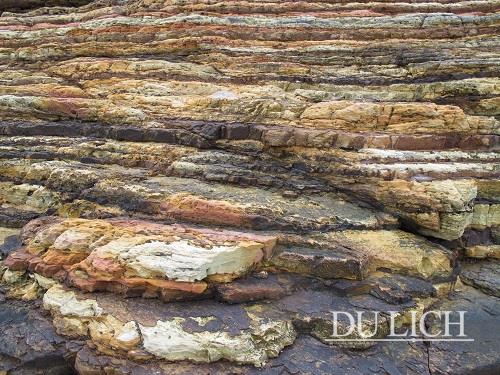 Sedimentary rocks in different colors and shapes in Co To island. Photo: Le Trang